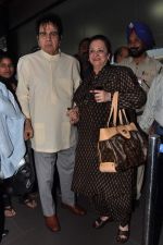 Dilip Kumar with Saira Banu leaves for Hajj in Mumbai Airport on 2nd Jan 2013 (12).JPG